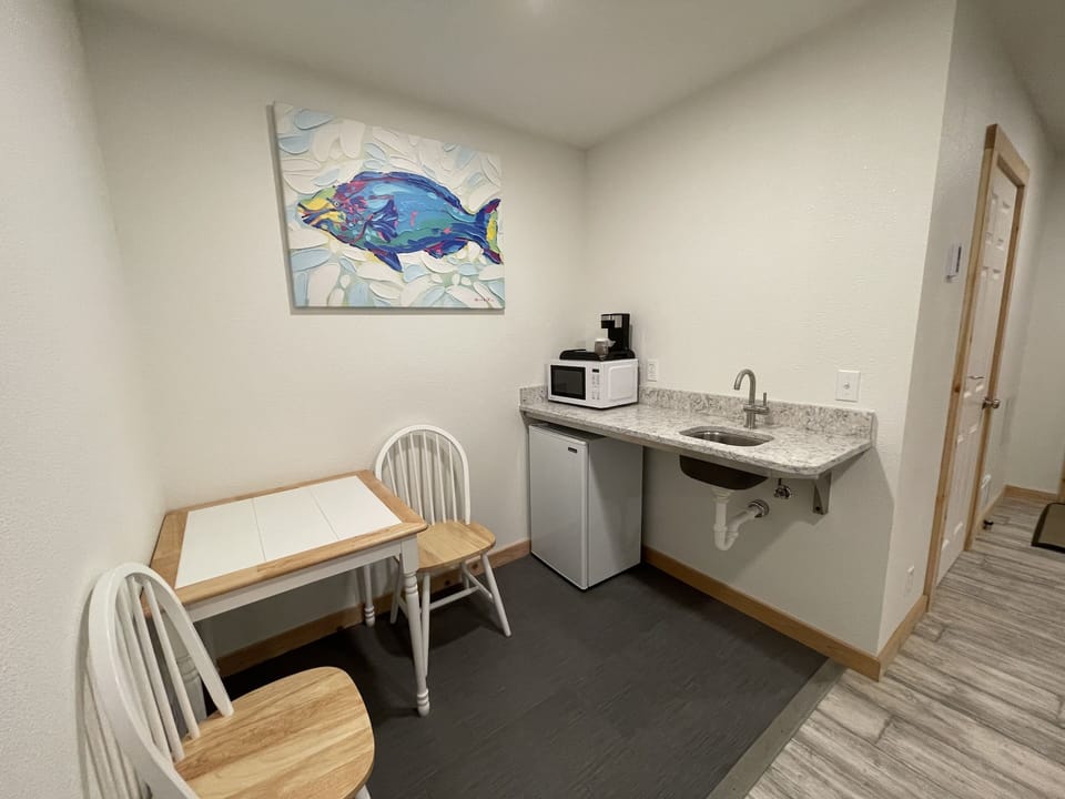 Standard Room, 1 King Bed | In-room dining