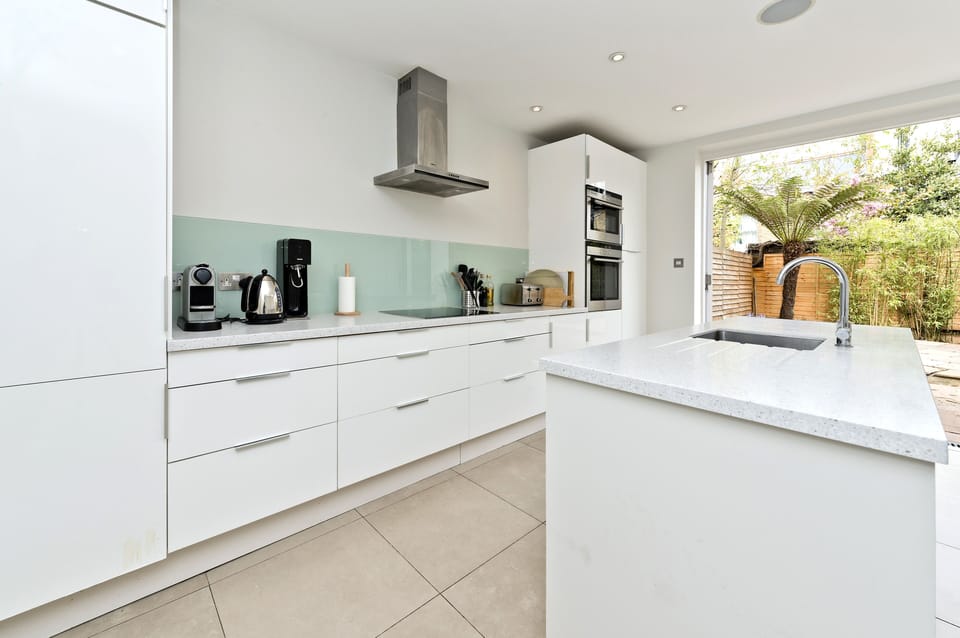 House (3 Bedrooms) | Private kitchen | Fridge, microwave, oven, stovetop