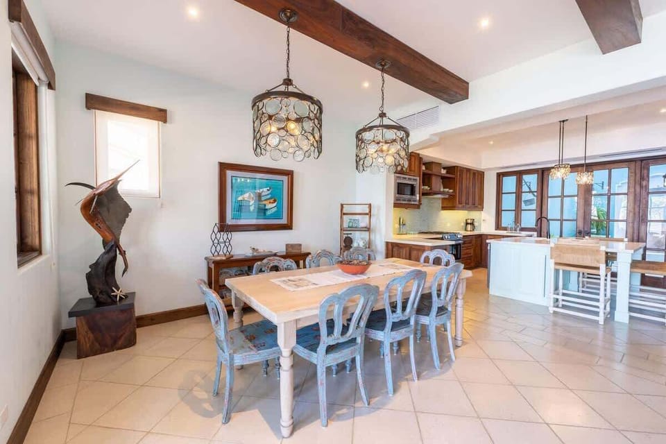 Dining area, view to kitchen