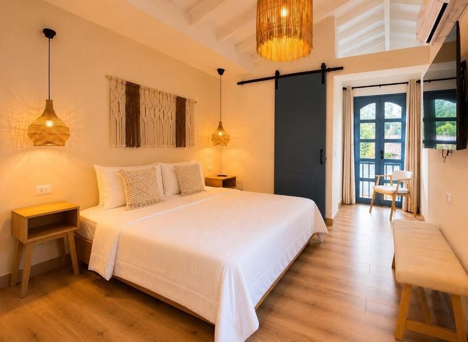 Standard Room, 1 Queen Bed | 1 bedroom, desk, soundproofing, iron/ironing board (on request)