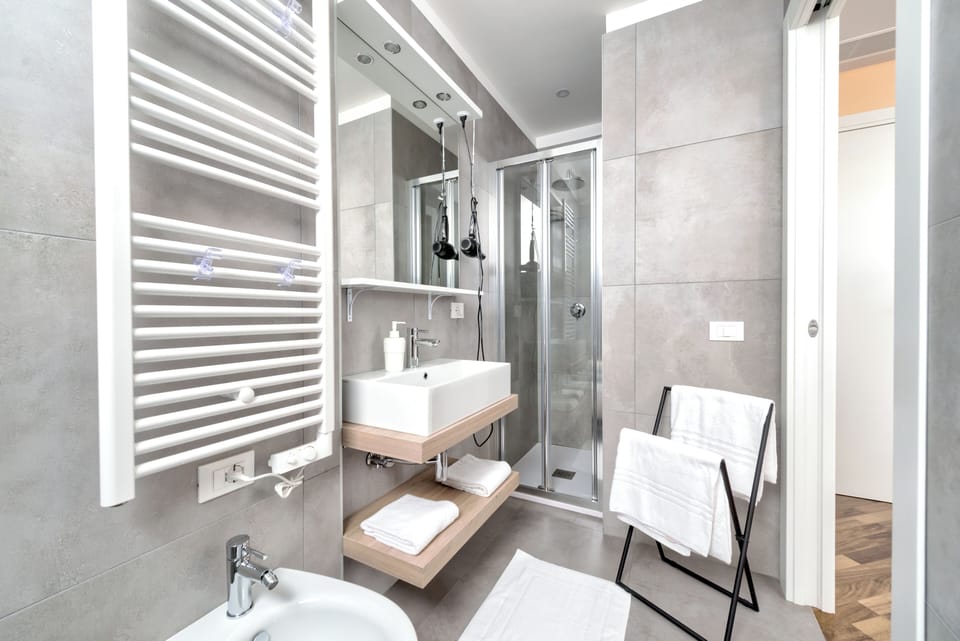Doppia Comfort - Camera N | Bathroom | Shower, rainfall showerhead, hair dryer, bidet