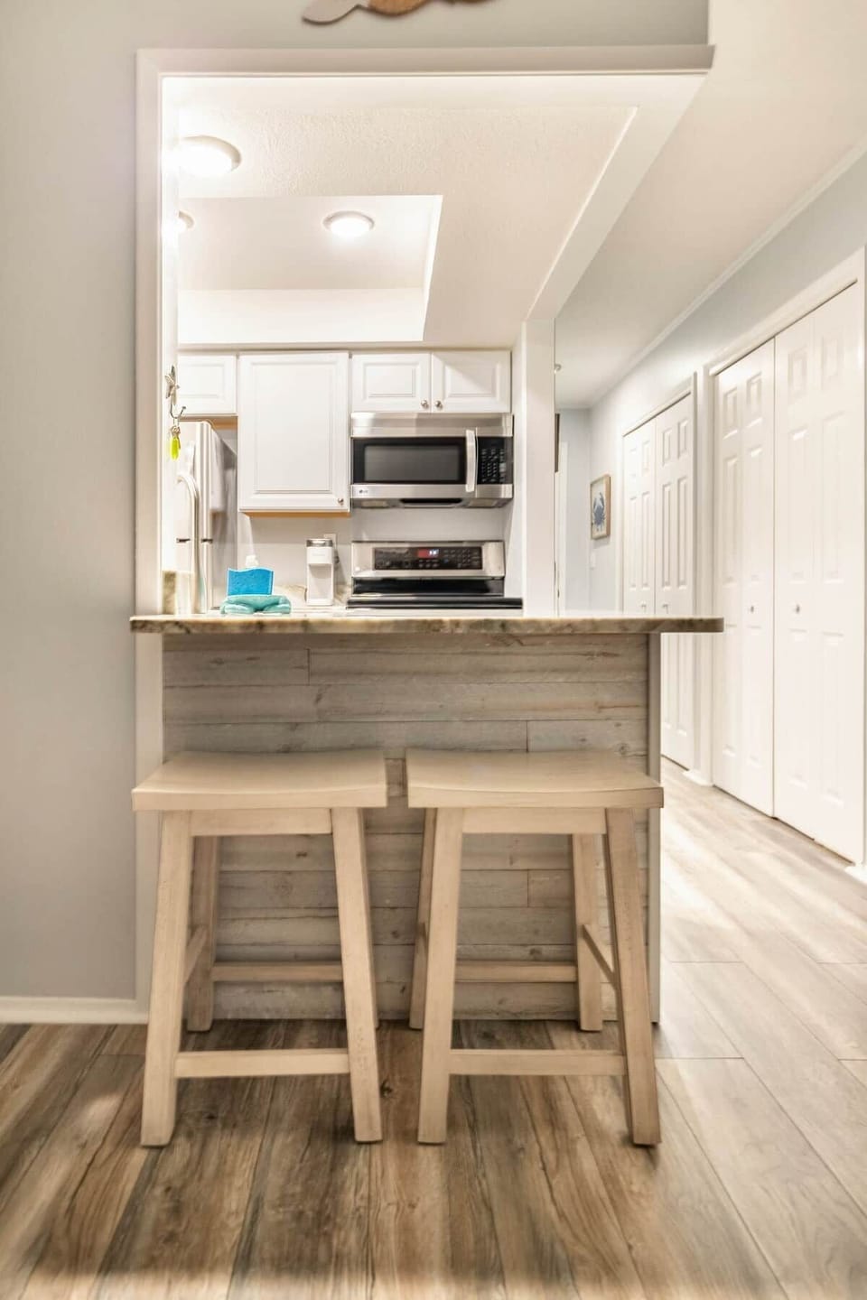 Eat-In Bar with seating for additional 2