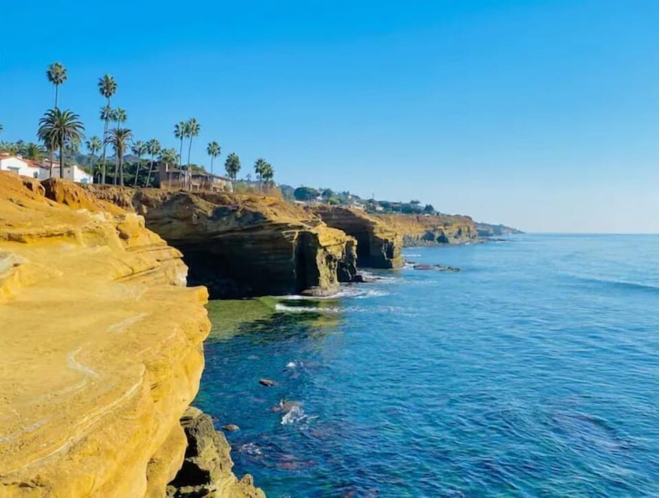 Only 10 minutes from Sunset Cliffs!