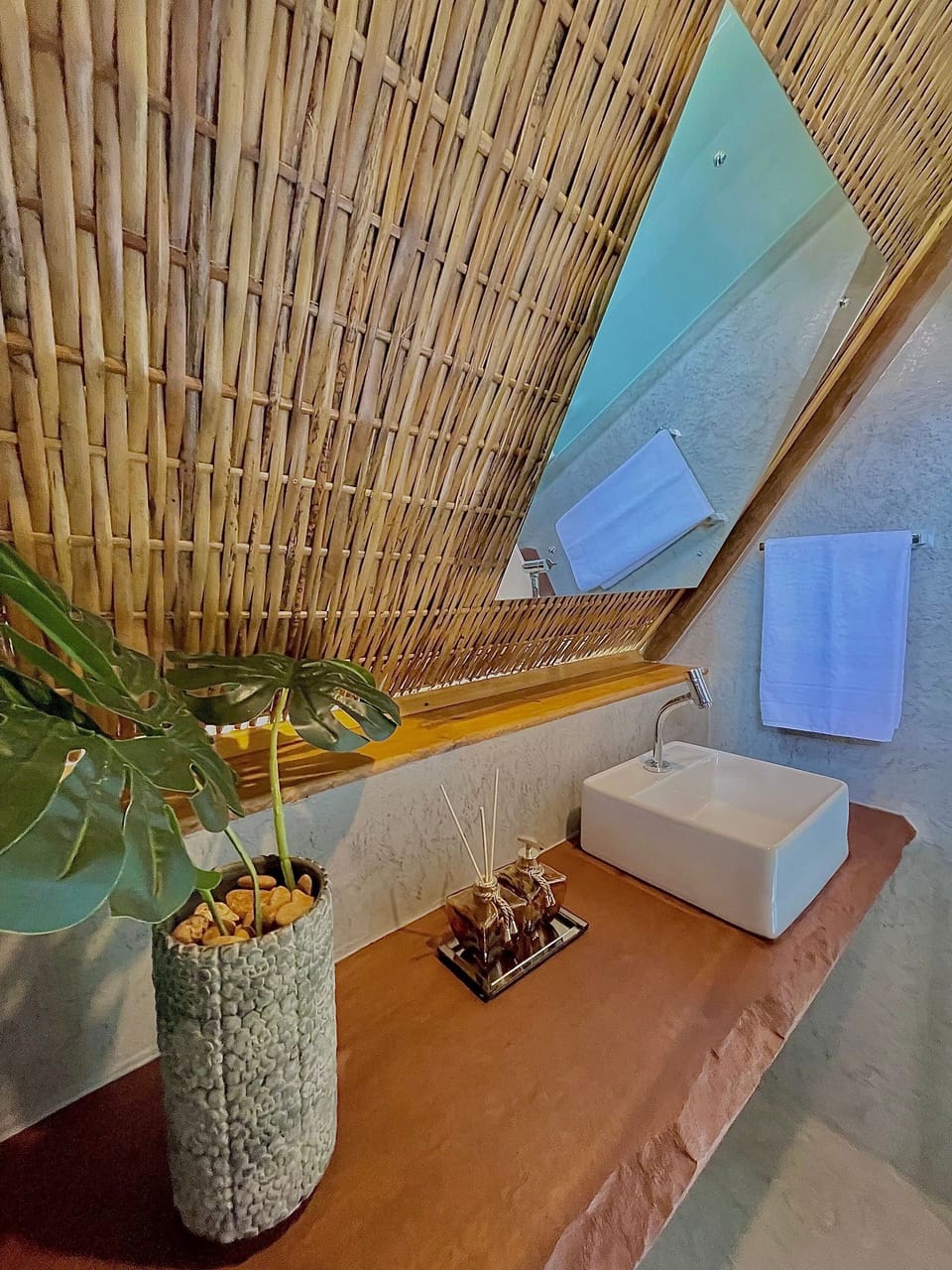 Chalet | Bathroom | Shower, hair dryer, towels, soap