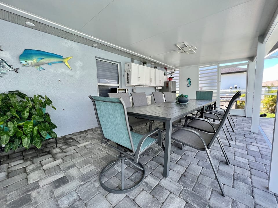 Patio | Dining table outside for 10