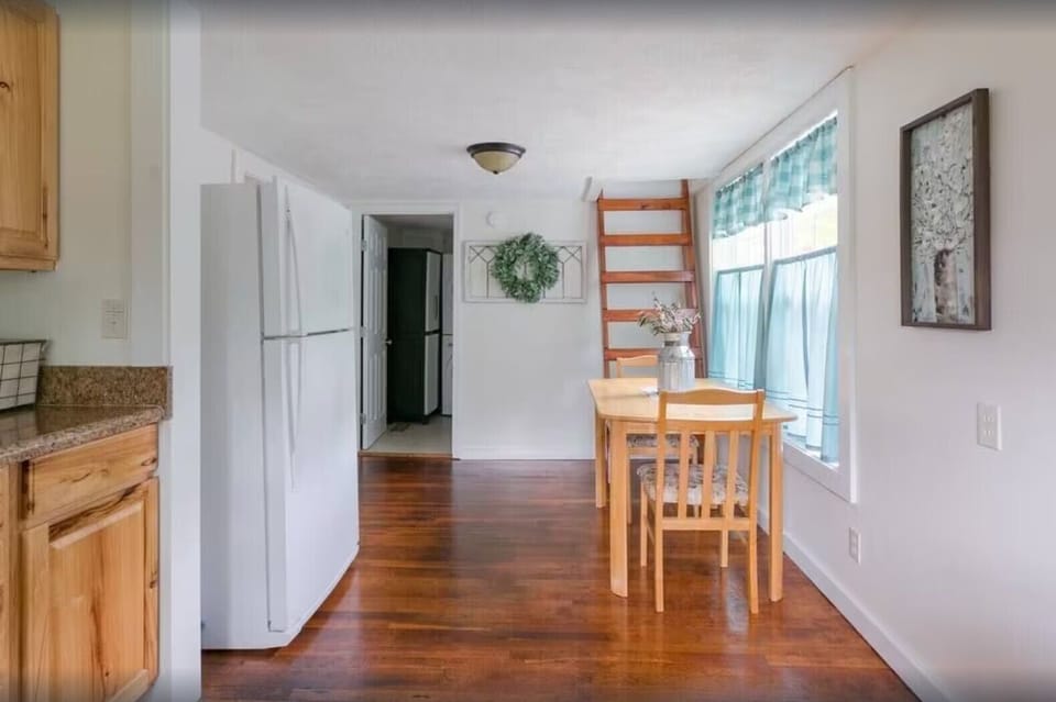 Plenty of room to have the perfect meal or hearty breakfast.
