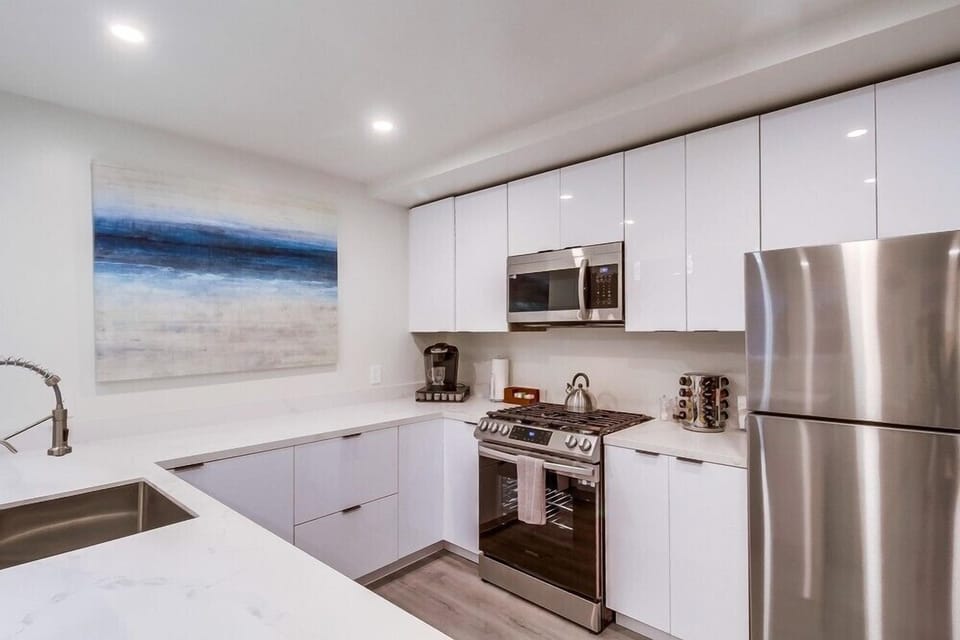Enjoy cooking in the fully equipped kitchen.