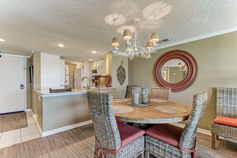 Dining Area with Seating for 6 and Beautiful Views