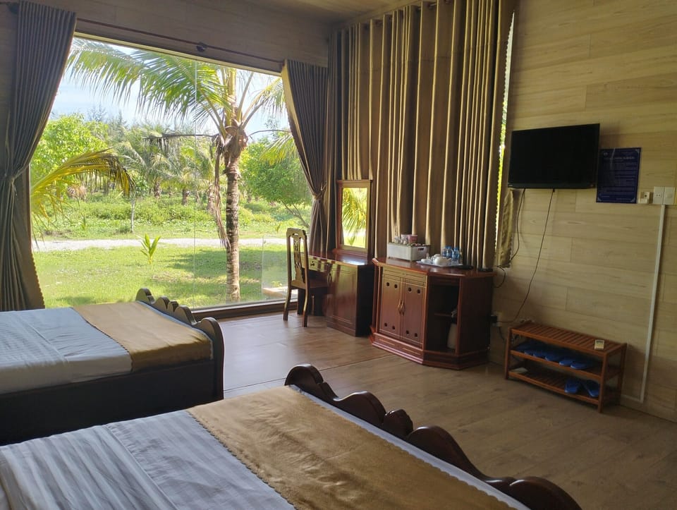 Signature Bungalow | Memory foam beds, minibar, desk, laptop workspace
