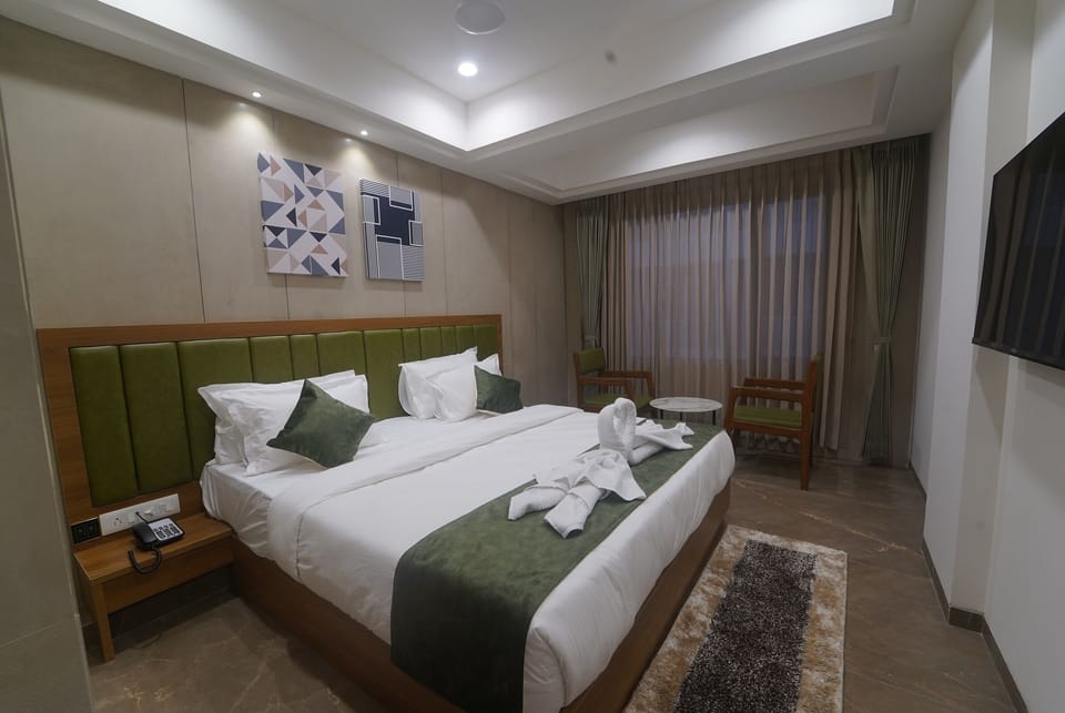 Deluxe Room | Egyptian cotton sheets, premium bedding, memory foam beds, desk