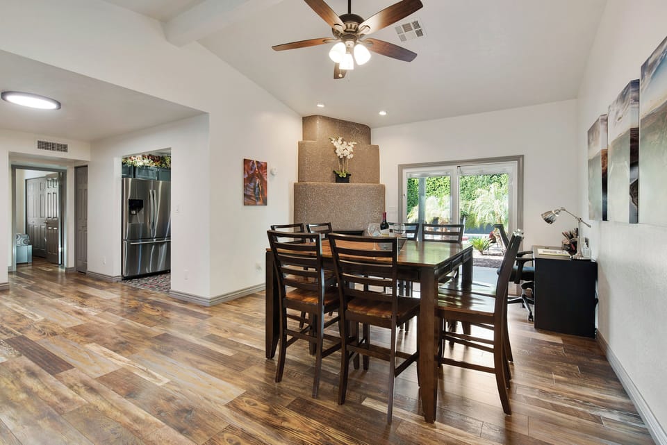 Dining Area and Desk 