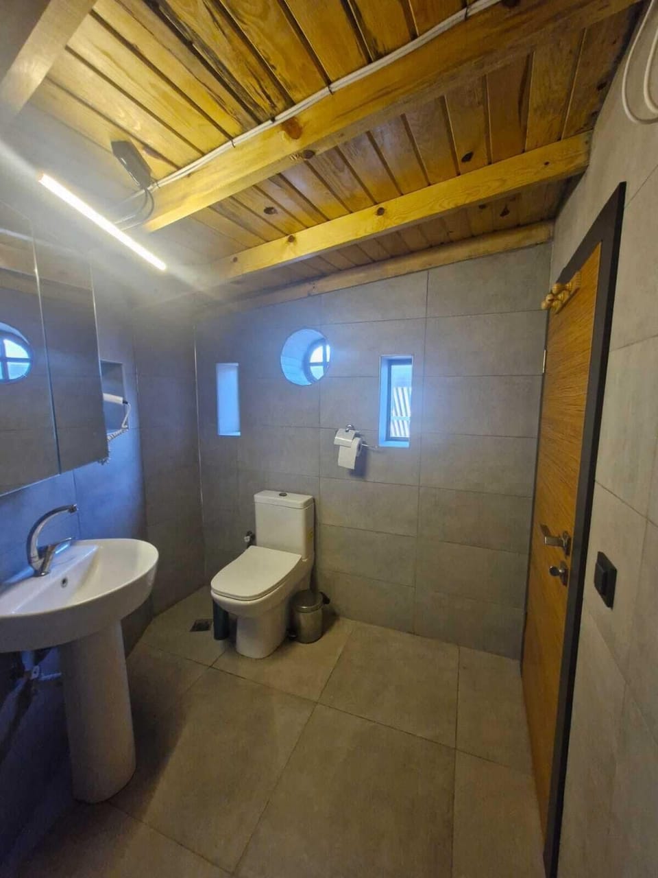 Economy Room | Bathroom | Shower, rainfall showerhead, free toiletries, hair dryer