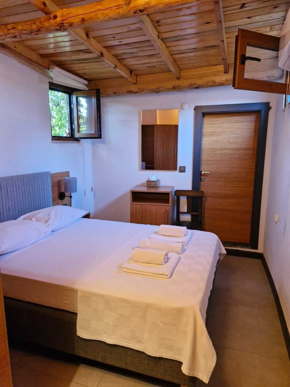 Economy Room | Bed sheets