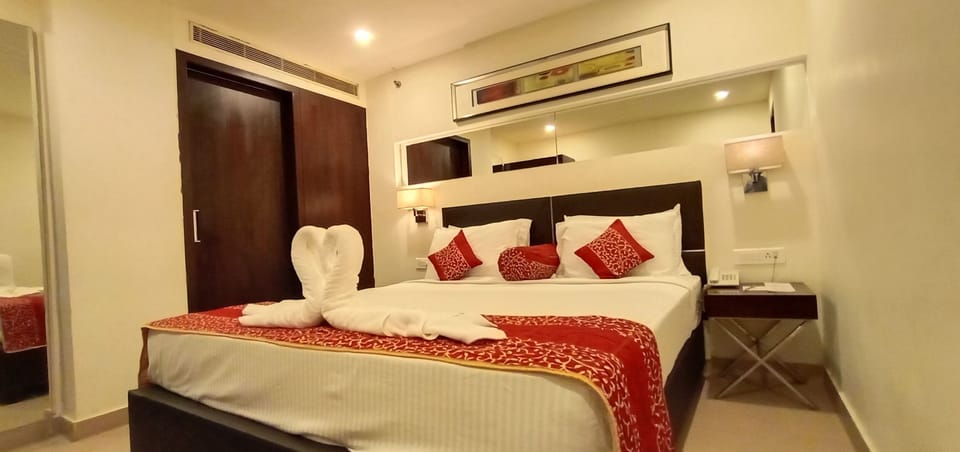 Royal Suite | Soundproofing, iron/ironing board (on request), WiFi (free), bed sheets