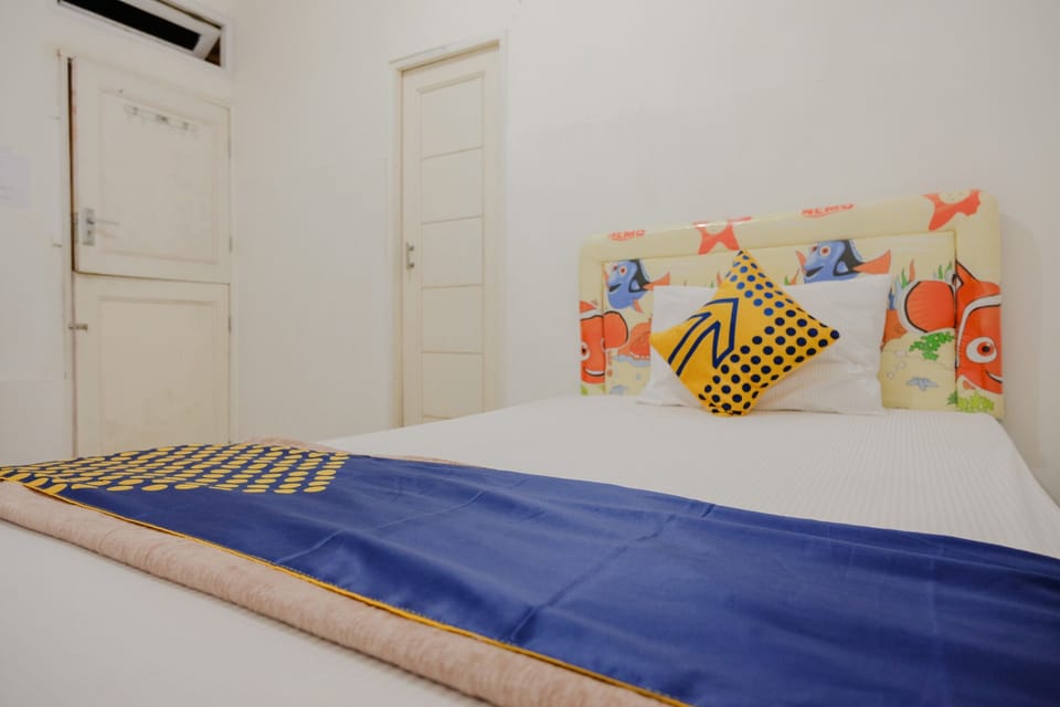 Laptop workspace, free WiFi, bed sheets