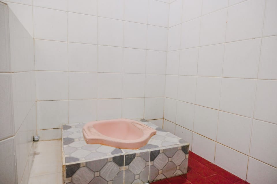 Economy Double Room | Bathroom | Shower, towels