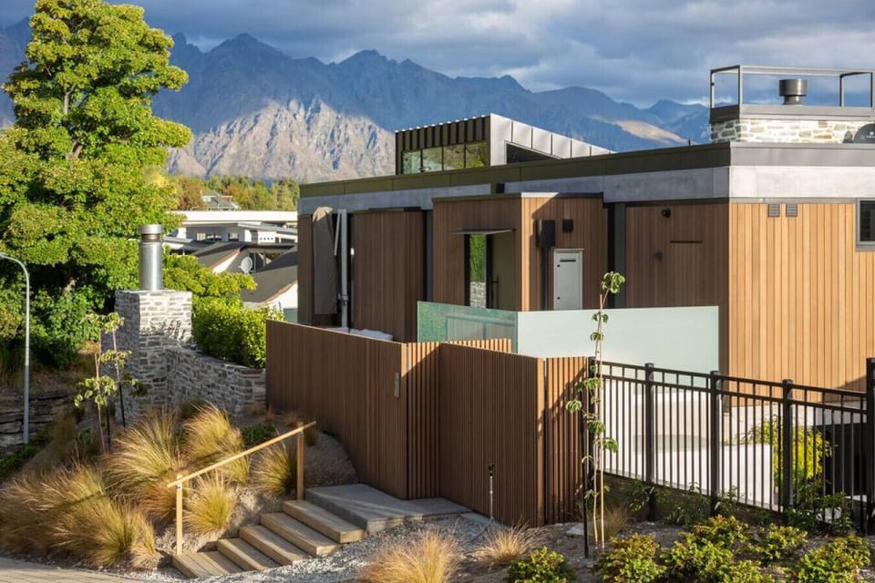 Central location on Queenstown Hill