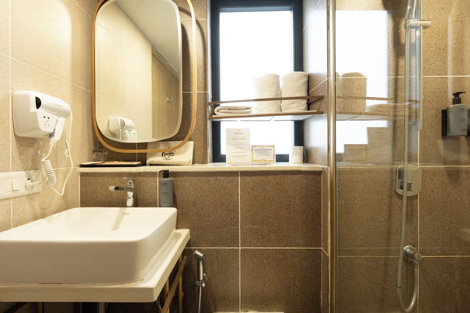 Shower, rainfall showerhead, free toiletries, hair dryer