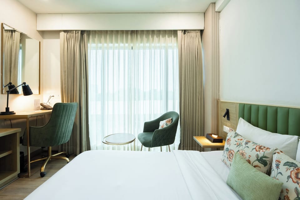 Deluxe Room City View | Premium bedding, minibar, desk, laptop workspace