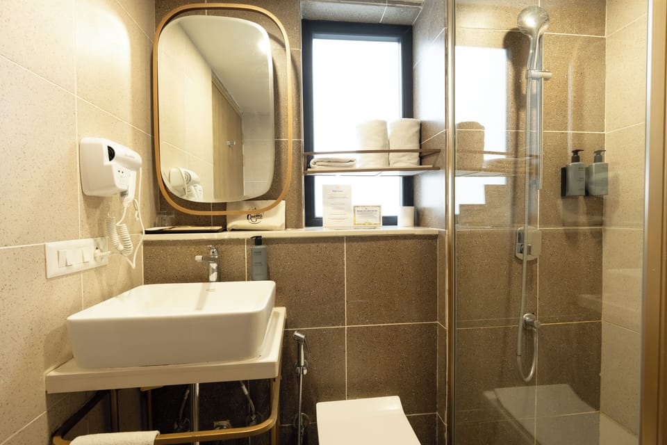 Shower, rainfall showerhead, free toiletries, hair dryer