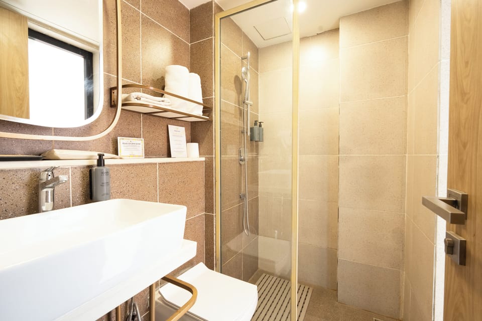 Shower, rainfall showerhead, free toiletries, hair dryer
