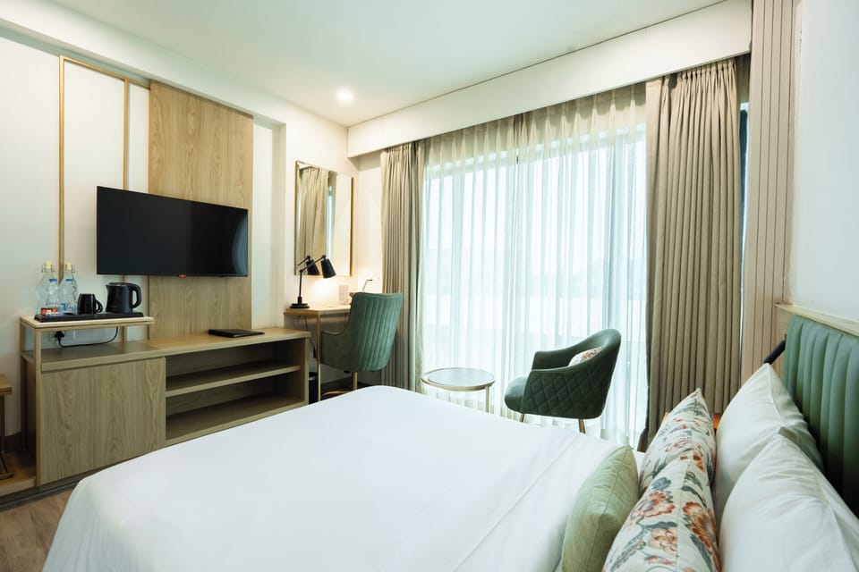 Deluxe Room City View | Premium bedding, minibar, desk, laptop workspace