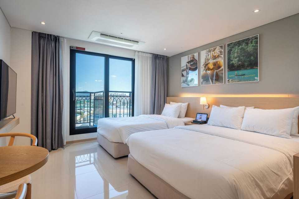 Deluxe Family Twin Room | Blackout drapes, free WiFi, bed sheets