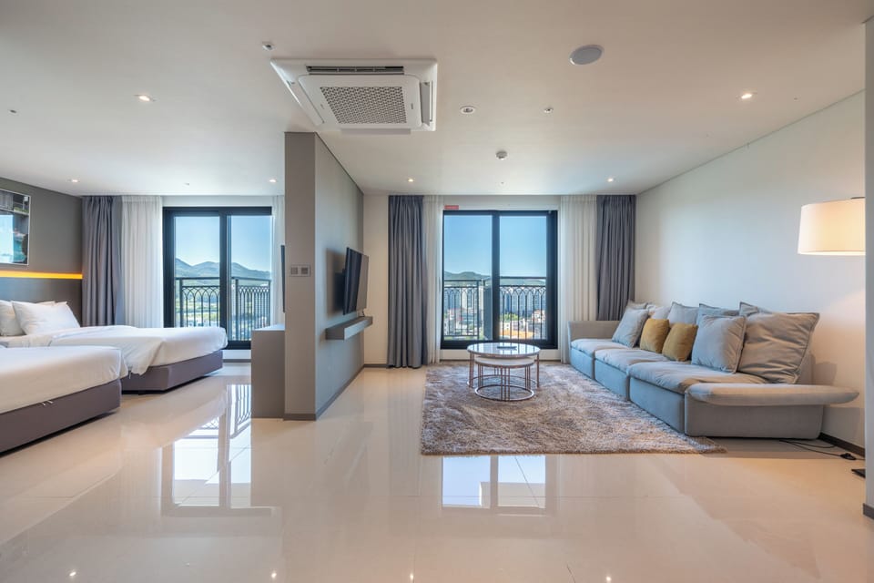 Suite Family Twin Room | Blackout drapes, free WiFi, bed sheets