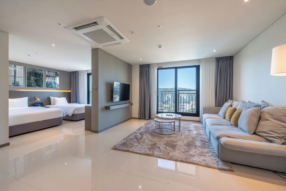 Suite Family Twin Room | Blackout drapes, free WiFi, bed sheets