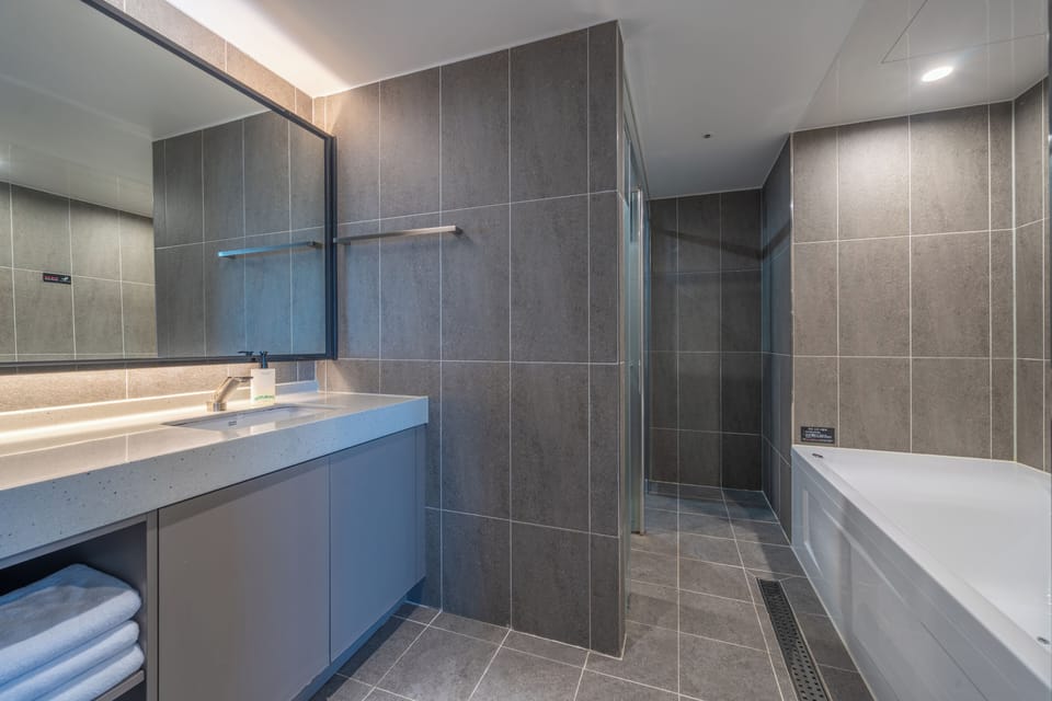 Suite Family Twin Room | Bathroom | Free toiletries, hair dryer, bathrobes, slippers