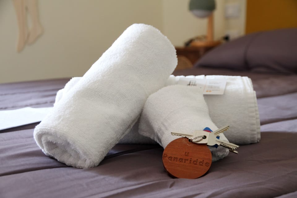 U'Panarijdde, 1 queen bed & 1 twin bed | Down comforters, pillowtop beds, individually decorated