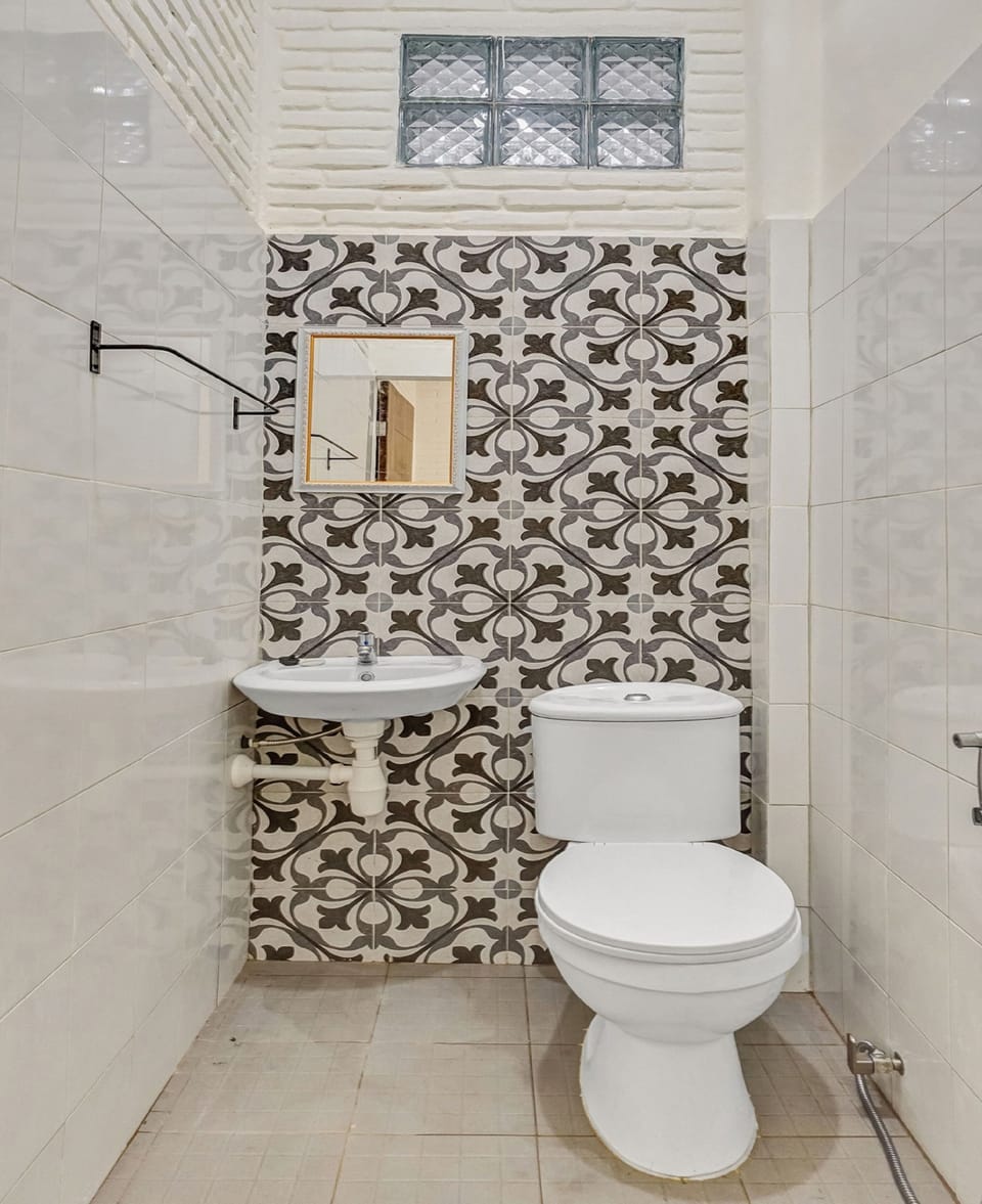 Standard Twin Room | Bathroom | Shower, bidet, towels