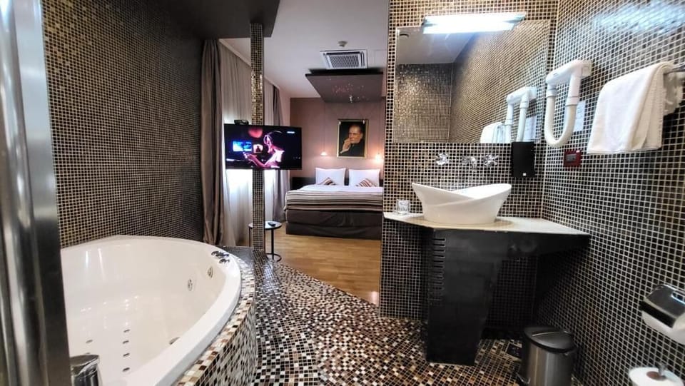 Presidential Apartment | Bathroom | Shower, hair dryer, towels, soap