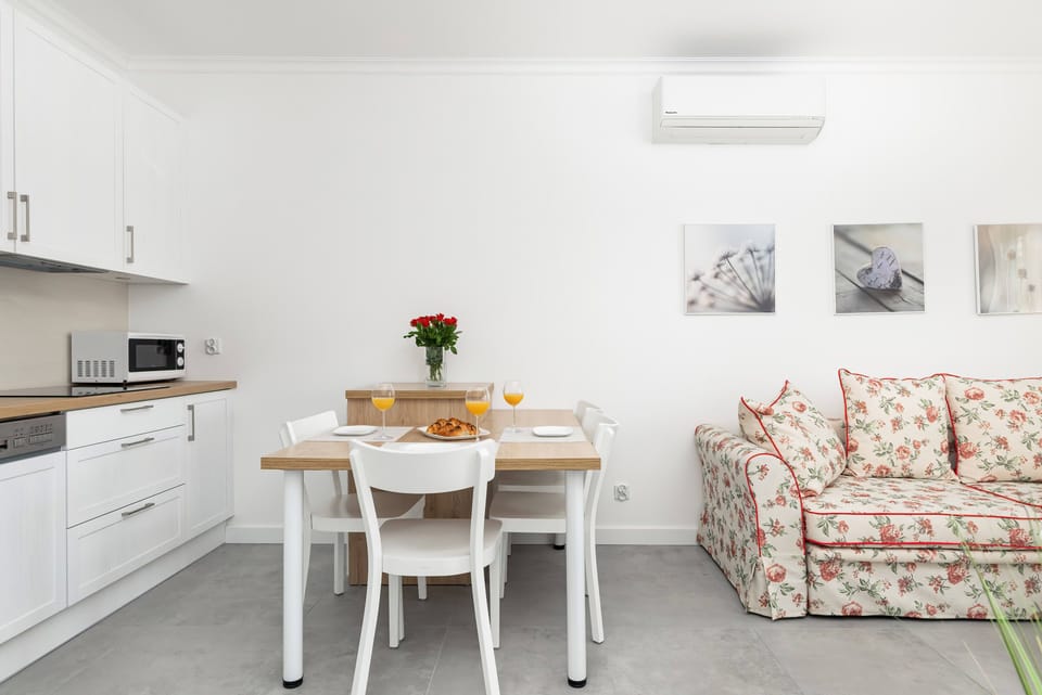 The kitchenette is seamlessly integrated into the living area and is equipped with high-quality appliances.