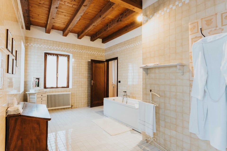 Superior Studio Suite | Bathroom | Eco-friendly toiletries, hair dryer, bathrobes, towels