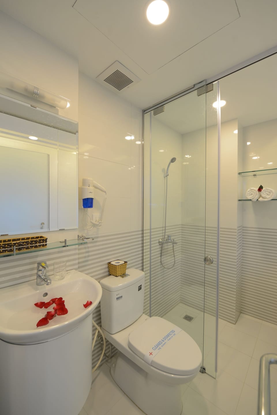 Family Room | Bathroom | Shower, hair dryer, bathrobes, slippers