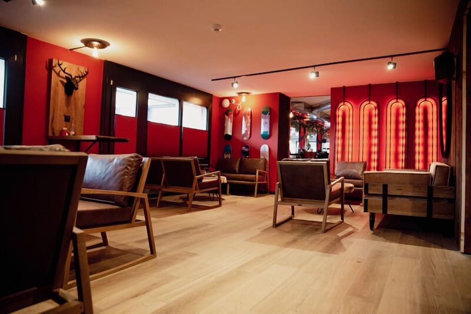 2 bars/lounges