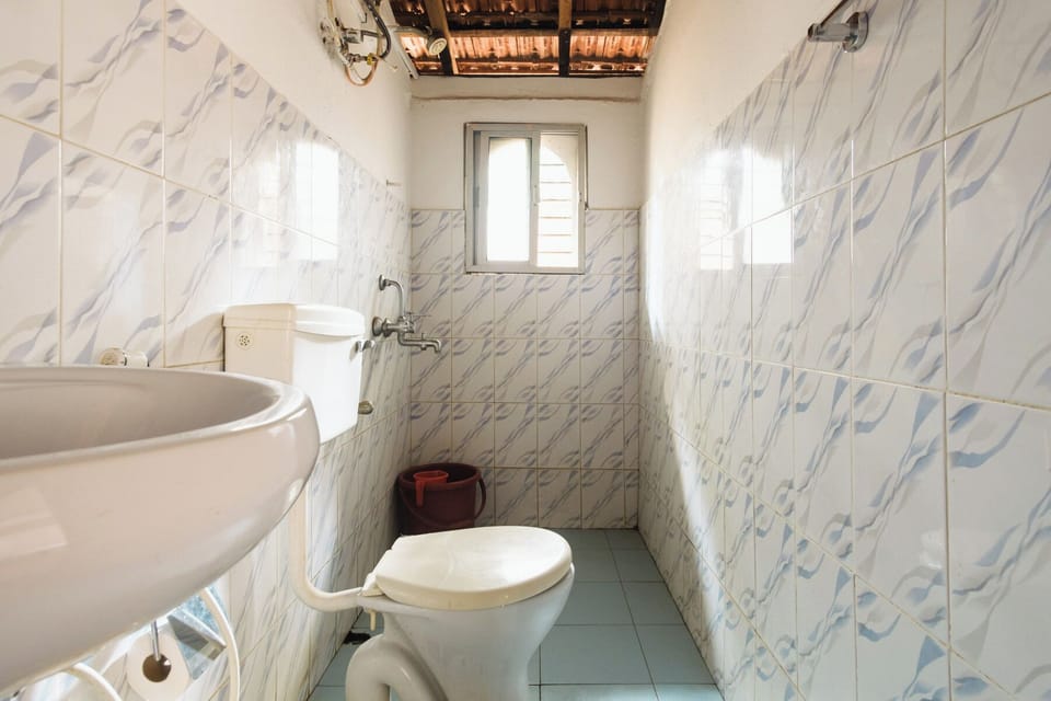 Shower, free toiletries, bidet, soap