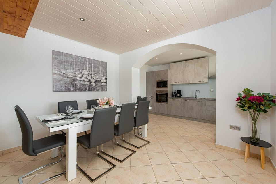 Villa, 4 Bedrooms, Private Pool, Mountain View | In-room dining