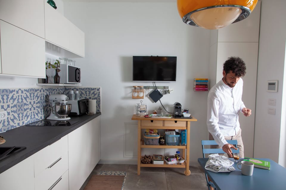 Full-size fridge, microwave, oven, stovetop