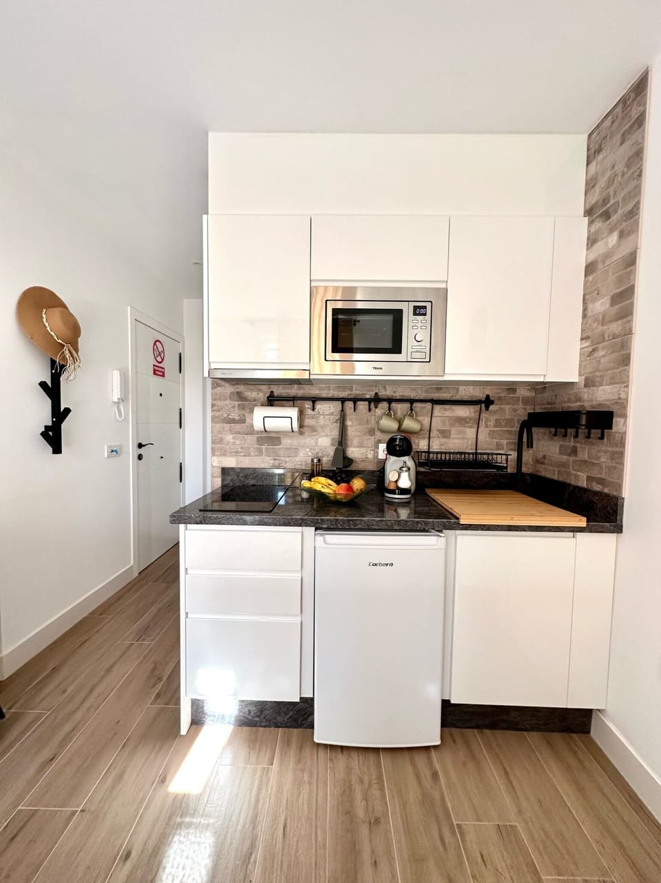 City Studio | Private kitchen | Coffee/tea maker, mini-fridge, microwave, stovetop