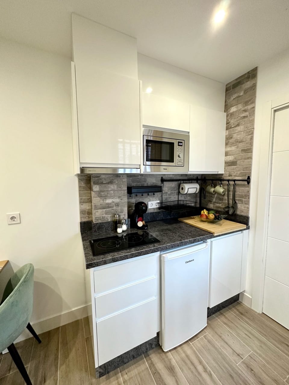 City Studio | Private kitchen | Coffee/tea maker, mini-fridge, microwave, stovetop