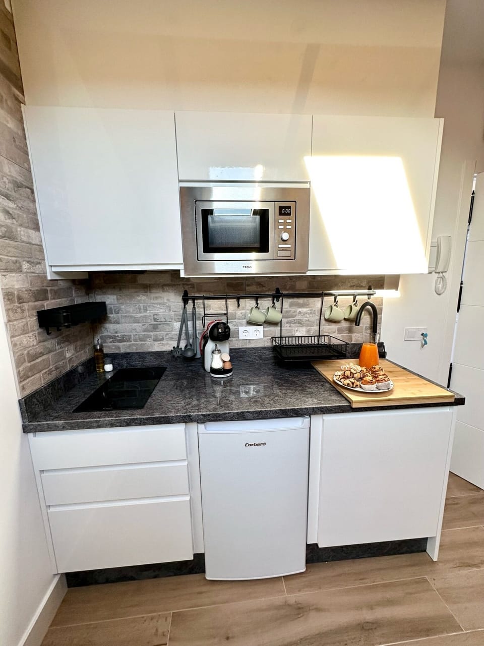 Basic Studio | Private kitchen | Coffee/tea maker, mini-fridge, microwave, stovetop