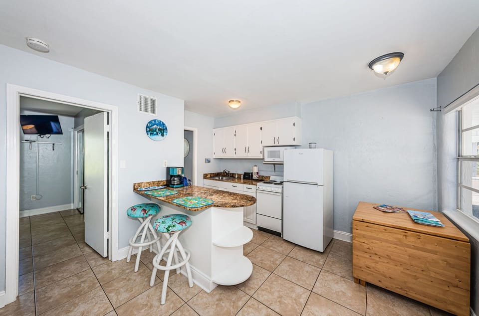 17-web-or-mls-Unit20220Kitchen201