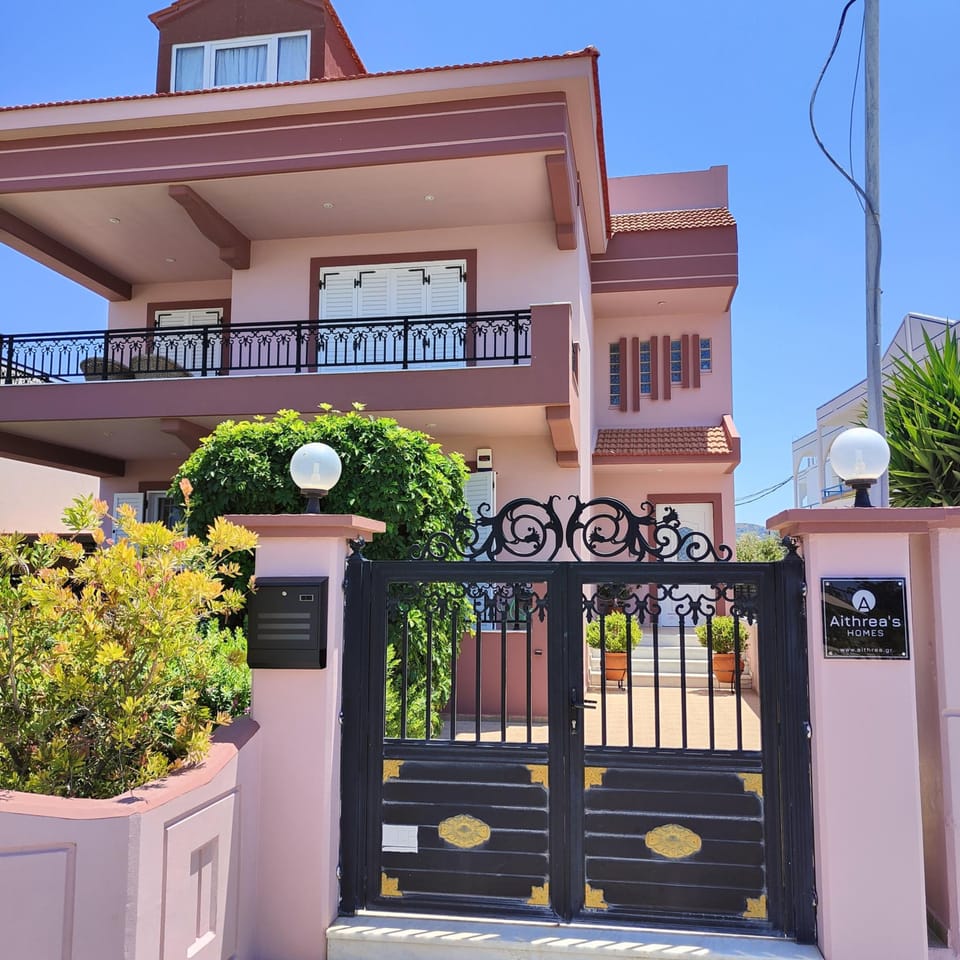 House | 3 bedrooms, desk