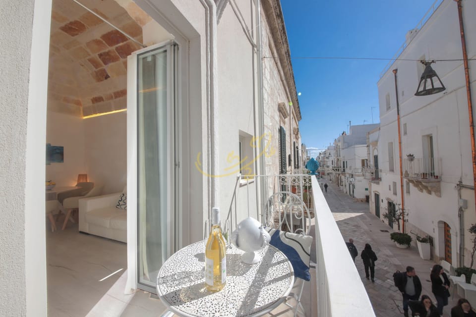 balcony facing via Roma 