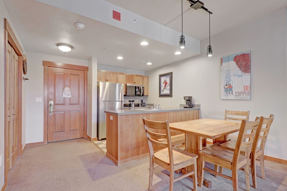 Condo, 2 Bedrooms | Dining