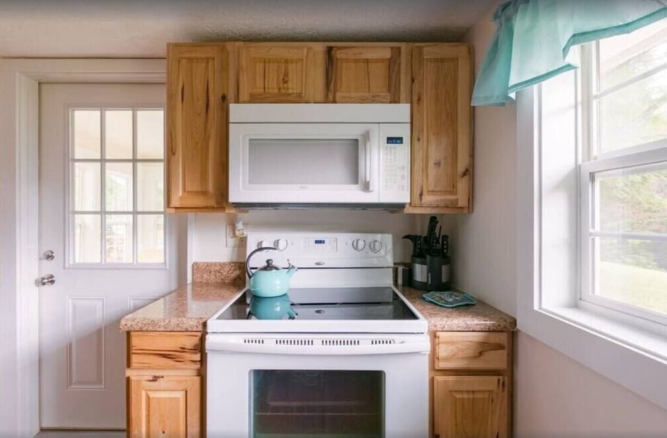 House, 2 Bedrooms | Private kitchen | Coffee/tea maker, fridge, oven, toaster