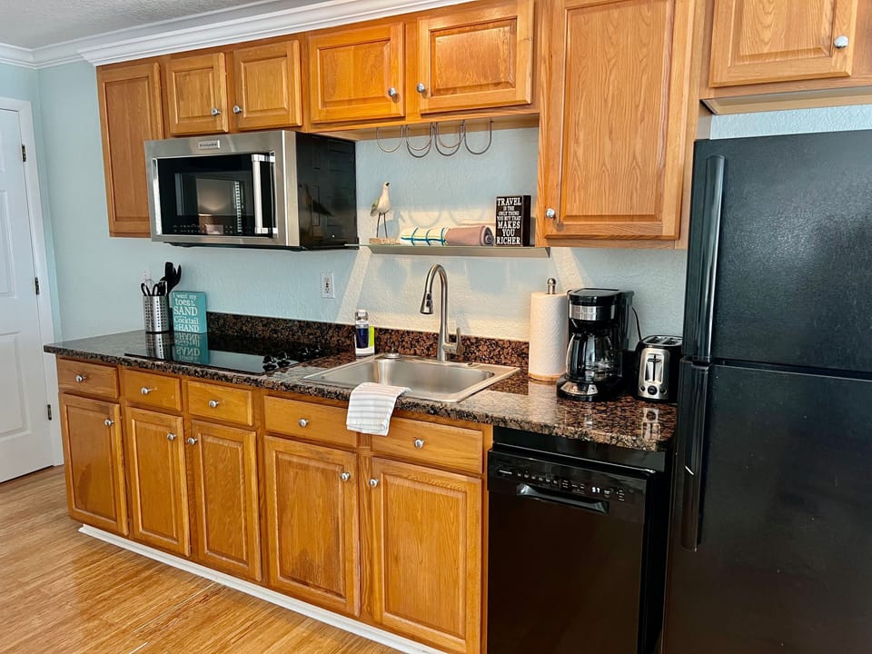fully equipped kitchen with cooktop, microwave/convection oven, dishwasher 