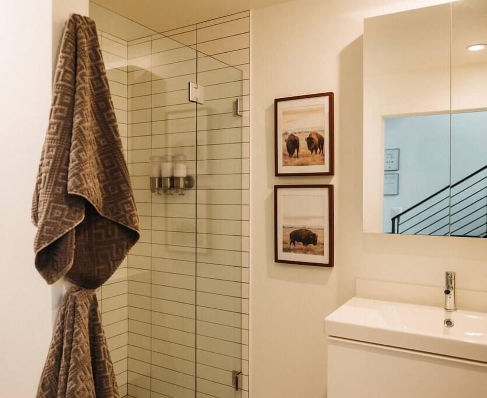 Ground level bathroom, equipped with all the essentials. 